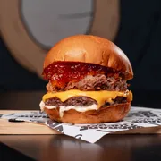 Burgers: Chilli Burger - Burger (Ingredientes: Pão Brioche, hamburger 160g, Costela Desfiada, Geleia de Pimenta, Maionese da casa, Queijo Cheddar (Fatiado))