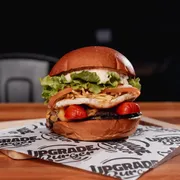 Burgers: Pedrinho Smash - Burger (Ingredientes: 2x Burger 80g (Smash), Pão Brioche, Queijo Prato, Salsicha, Ovo, Batata Palha, Alface, Tomate, Maionese da casa)