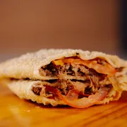 Pastéis Especiais: Triunfo - Pastel G (Ingredientes: Costela Desfiada, Tomate, Manjericão)