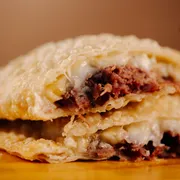 Pastéis Especiais: Cabra da Peste - Pastel G (Ingredientes: Carne Seca, Queijo, Banana)