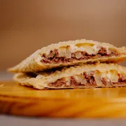 Pastéis Especiais: Sertãozinho - Pastel G (Ingredientes: Carne Seca, Catupiry, Cebola)
