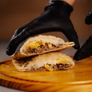 Pastéis Especiais: Brasileirinho - Pastel G (Ingredientes: Costela Desfiada, Ovo, Milho, Cebola, Queijo)