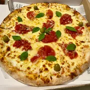 Tradicionais: Margherita - Pizza Grande (Ingredientes: Molho, Mussarela, Tomate Cereja, Parmesão Ralado, Manjericão)