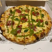 Especiais: Margherita Speciale - Pizza Grande (Ingredientes: Mussarela, Tomate Em Cubos, Parmesão Ralado, Manjericão Fresco, Molho pesto da casa)