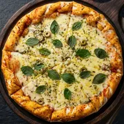 Tradicionais: Marguerita - Pizza Grande (Ingredientes: Molho, 2x Mussarela, Manjericão folha, Azeite, Azeitona, Orégano)