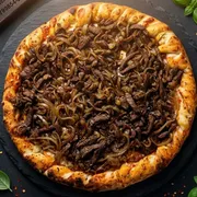 Especiais: Filé Mignon acebolado - Pizza Grande (Ingredientes: Molho, Mussarela, Tomate, Azeitona, Orégano, Filé Mignon acebolada na chapa)