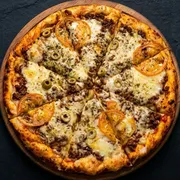 Especiais: Bolonhesa - Pizza Grande (Ingredientes: Molho, Purê de batata, Carne moída ao molho vermelho, Mussarela, Tomate, Azeitona, Orégano)
