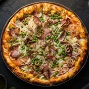 Especiais: Siciliana - Pizza Grande (Ingredientes: Molho, Mussarela, Calabresa, Tomate, Cebola, Ervilha vegetal, Bacon, Azeitona, Orégano)