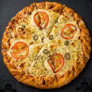 Especiais: 2 Queijos Cremosos - Pizza Grande (Ingredientes: Molho, Creme 2 Queijos Cremosos Especial, Mussarela em dobro, Tomate, Azeitona, Orégano)
