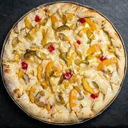 Doces: Califórnia - Pizza Grande (Ingredientes: Mussarela, Banana, Maçã, Pêssego, Abacaxi, Figo, Cereja, Açúcar, Leite Condensado)