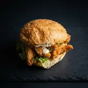 Hambúrguer: Frango Crispy - Hambúrguer (Ingredientes: Pão Gourmet, Alface, Molho Especial, Frango Empanado Frito)