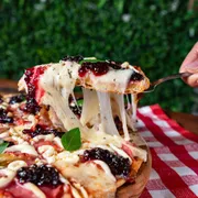 Pizzas Salgadas: Amora - Pizza Família (Ingredientes: cream cheese, geleia de amora, lombo canadense, mussarela, provolone)