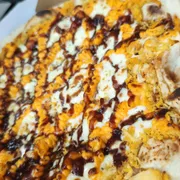 Tradicionais: Frango Barbecue Cremoso - Grande (Ingredientes: Molho, Massa Artesanal, Frango Desfiado, Mozzarella, Cheddar, Molho Barbecue, Orégano, Azeitona)