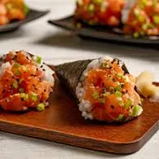 Temakis: 1 temaki cru + 1 temaki grelhado - Temaki Tradicional (Ingredientes: Arroz, Cebolinha, Cream Cheese, Gergelim Moído, salmão cru e salmão grelhado)