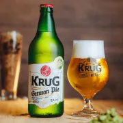 Cerveja: Krug Cerv Krug Bier German Pils 600ml - Cerveja alemã de corpo leve, dourada, amargor moderado, altamente atenuada e de baixa fermentação, mostrando excelente retenção de espuma e um elegante aroma floral de lúpulo.