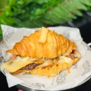 Novidades ATB: TOP BANANA - Hambúrguer Artesanal (Ingredientes: bacon em cubinhos, Banana, Carne Artesanal 100g, Catupiry, Croissant, pão prime, queijo provolone)