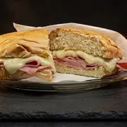 Lanches: Misto Quente - Lanches Simples (Ingredientes: Pão de Hambúrguer, Maionese, 2x Presunto, 2x Queijo)