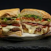 Lanches: X-Calabresa - Lanches Simples (Ingredientes: Pão de Hambúrguer, Maionese, Alface, Tomate, Hambúrguer, Presunto, Queijo)