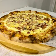 Especiais: Carbonara - Pizza Grande (Ingredientes: Molho, Mussarela, Bacon Em Cubos, Requeijão Cremoso, Parmesão)