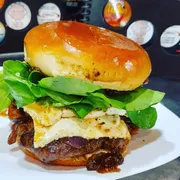 Lançamentos de Lanches: X CADEQUE - Lanche (Ingredientes: Cebola Caramelizada, GELEIA DA CASA, Hamburguer de Fraldinha, Pão, queijo mineiro, Rúcula)