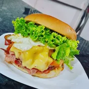 Lanches Tradicionais: Americano - Lanche (Ingredientes: Bacon, Ovo, Presunto, Queijo, Salada)