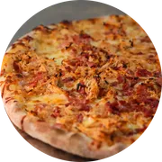 Tradicionais: Frango c/ Bacon - Pizza Familia (Ingredientes: Molho de Tomate, Mussarela, Frango Desfiado, Bacon)