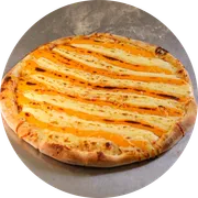 Tradicionais: Quatro Queijos - Pizza Familia (Ingredientes: Molho de Tomate, Mussarela, Parmesão, Catupiry, Cheddar)