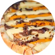 Especiais: Iscas de carne 4 queijos - Pizza Familia (Ingredientes: Molho de Tomate, Mussarela, Filé, Molho 4 queijos)