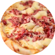 Tradicionais: Bacon c/ Abacaxi - Pizza Familia (Ingredientes: Molho de Tomate, Mussarela, Bacon, Abacaxi)