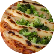 Tradicionais: Brócolis c/ Requeijão - Pizza Familia (Ingredientes: Molho de Tomate, Mussarela, Brócolis, Requeijão)