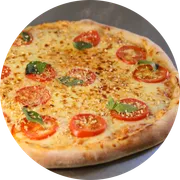 Tradicionais: Napolitana - Pizza Familia (Ingredientes: Molho de Tomate, Mussarela, Tomate em rodelas, Alho, Manjericão)
