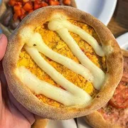 Esfirras Especiais: Frango com Catupiry - Frango temperado e Catupiry de Qualidade