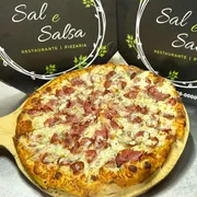Tradicionais: 19.Calabresa Catupiry - Pizza Grande (Ingredientes: Calabresa Fatiada, Catupiry, Molho Artesanal, Mussarela, Orégano)
