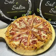 Tradicionais: 23.Calabresa Bacon - Pizza Grande (Ingredientes: Bacon, Calabresa Fatiada, Molho Artesanal, Mussarela, Orégano)
