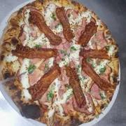 Tradicionais: 47.Moda da Casa - Pizza Grande (Ingredientes: Bacon em Tiras Crocante, Catupiry, Ervilhas Frescas, Lombo Defumado, Molho Artesanal, Mussarela, Orégano)