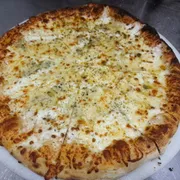 Tradicionais: 15.Cinco Queijos - Pizza Grande (Ingredientes: Catupiry, Gorgonzola, Molho Artesanal, Mussarela, Orégano, Parmesão, Provolone)
