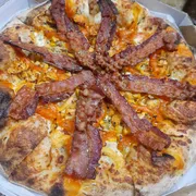 Tradicionais: 34.Chilena - Pizza Grande (Ingredientes: Bacon em Tiras Crocante, Cheddar, Frango, Milho, Molho Artesanal, Mussarela, Orégano)