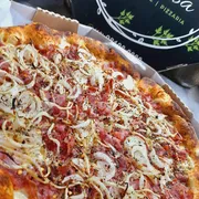 Tradicionais: 24.Baiana - Pizza Grande (Ingredientes: Calabresa Fatiada, Cebola, Molho Artesanal, Mussarela, Orégano, Pimenta Calabresa)