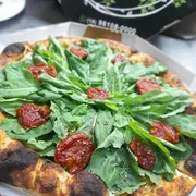 Tradicionais: 48.Rúcula C/ Tomate Seco - Pizza Grande (Ingredientes: Molho Artesanal, Mussarela, Orégano, Rúcula Fresca, Tomate Seco)