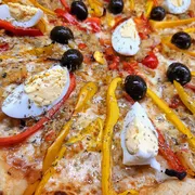 Tradicionais: 08.Bacalhau - Pizza Grande (Ingredientes: Azeite, Azeitonas Preta, Bacalhau, Molho Artesanal, Mussarela, Ovos, Pimentão)