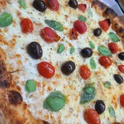 Premium: 66.Marguerita de Bufala - Pizza Grande (Ingredientes: Azeitona Preta, Manjericão Fresco, Molho Artesanal, Mussarela de Búfala, Orégano)