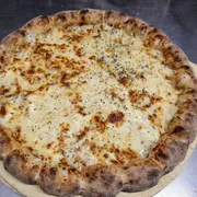 Tradicionais: 14.Quatro Queijos - Pizza Grande (Ingredientes: Catupiry, Molho Artesanal, Mussarela, Orégano, Parmesão, Provolone)
