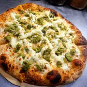 Tradicionais: 28.Brócolis C/ Catupiry - Pizza Grande (Ingredientes: Brócolis, Catupiry, Molho Artesanal, Mussarela, Orégano)