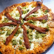 Tradicionais: 29.Brócolis C/ Bacon - Pizza Grande (Ingredientes: Bacon em Tiras Crocante, Brócolis, Catupiry, Molho Artesanal, Mussarela, Orégano)