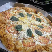 Tradicionais: 11.Marguerita Especial - Pizza Grande (Ingredientes: Manjericão Fresco, Molho Artesanal, Mussarela, Orégano, Parmesão, Tomate)