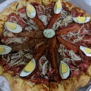 Tradicionais: 04.Americana - Pizza Grande (Ingredientes: Calabresa Fatiada, Cebola, Molho Artesanal, Mussarela, Orégano, Ovos, Tiras de Bacon)