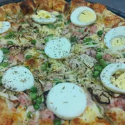 Tradicionais: 25.Portuguesa - Pizza Grande (Ingredientes: Cebola, Ervilhas Frescas, Molho Artesanal, Mussarela, Orégano, Ovos, Presunto)