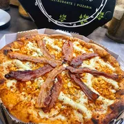 Tradicionais: 38.Frango Bacon - Pizza Grande (Ingredientes: Bacon em Tiras Crocante, Catupiry, Frango, Molho Artesanal, Mussarela, Orégano)