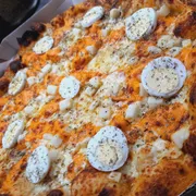 Tradicionais: 05.Amarelinha - Pizza Grande (Ingredientes: Cheddar, Molho Artesanal, Mussarela, Orégano, Ovos, Palmito)