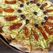Premium: 67.Abobrinha - Pizza Grande (Ingredientes: Azeitona Preta, Cebola, Fatias de Abobrinha, Molho Artesanal, Mussarela, Parmesão, Tomate Fresco)